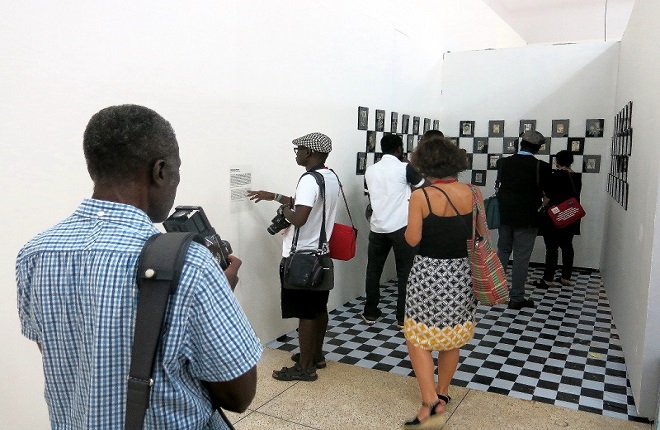 Dall’installazione Clichés d’hier di Ibrahima Thiam, realizzata in occasione dei  Rencontres de Bamako 2015 (foto cortesia Ibrahima Thiam)